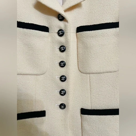 Vintage CHANEL Ivory & Black Bouclé Tweed Skirt Suit - Picture 4 of 13